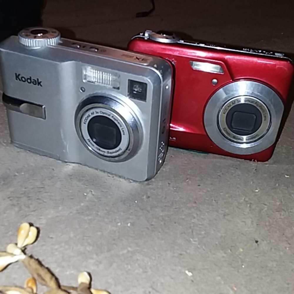 Pair of Kodak easy share c180 & c633 cameras
